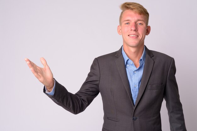 jeune homme d'affaires aux cheveux blonds portant costume