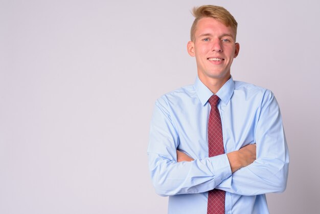 jeune homme d'affaires aux cheveux blonds