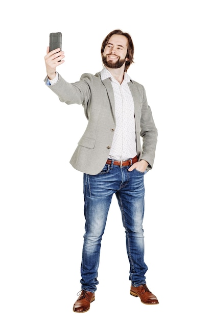 Jeune homme d'affaires barbu prenant selfie portrait souriant isolé sur fond de studio blanc