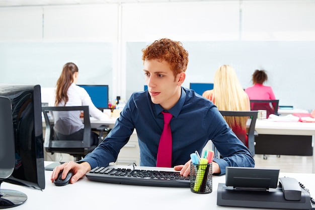 Jeune homme d&#39;affaires avec bureau