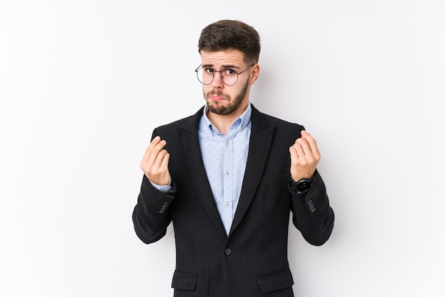 Jeune homme d'affaires caucasien posant dans un mur blanc isolé. Homme d'affaires jeune caucasien montrant qu'elle n'a pas d'argent.