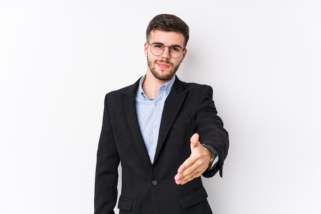 Jeune homme d'affaires caucasien qui s'étend de la main à la caméra dans le geste de salutation.