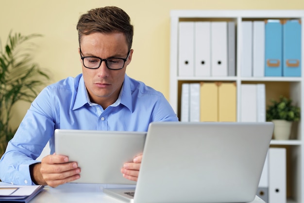 Jeune homme d'affaires concentré sérieux