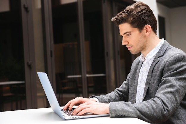 Jeune homme d'affaires concentré