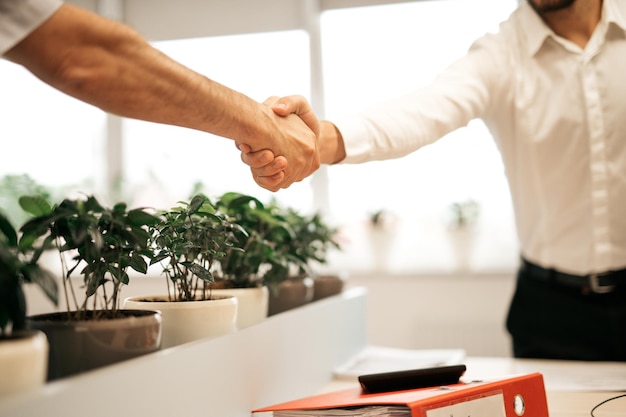 Jeune homme d'affaires en costume travaillant dans un bureau comptable