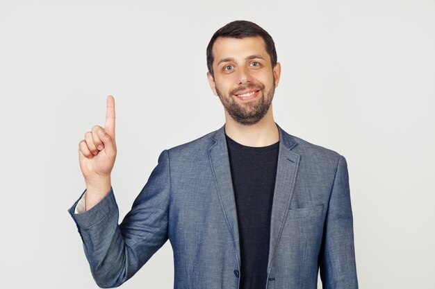 Jeune homme d'affaires dans un costume gris