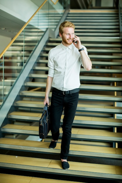 Jeune homme d'affaires dans l'escalier