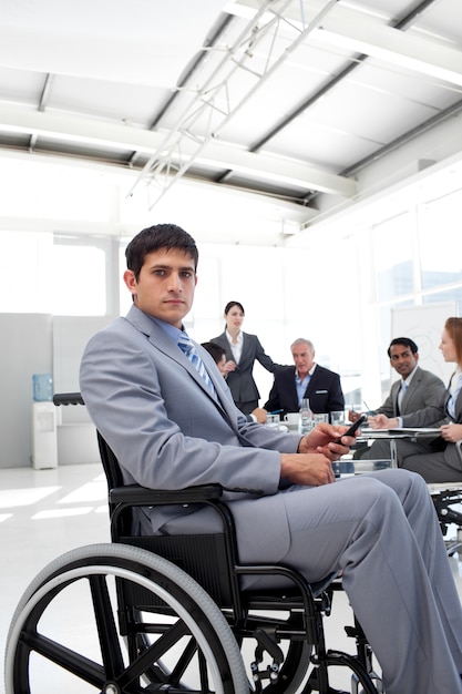 Jeune homme d&#39;affaires dans un fauteuil roulant