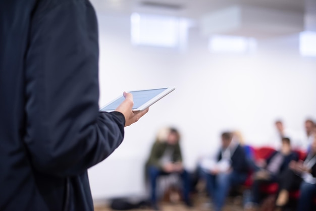 jeune homme d'affaires dans la salle de conférence d'affaires avec des présentations publiques Public dans la salle de conférence Club d'entrepreneuriat