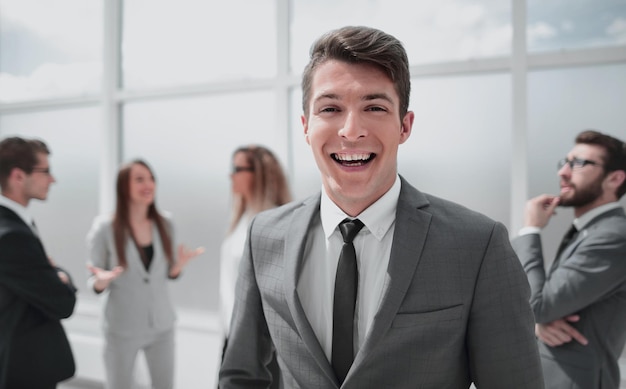 Jeune homme d'affaires debout dans le hall du bureau