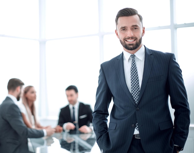 Jeune homme d'affaires debout dans un officephoto lumineux avec espace de copie