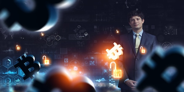 Jeune homme d'affaires debout devant un tableau numérique avec des graphiques commerciaux. Technique mixte