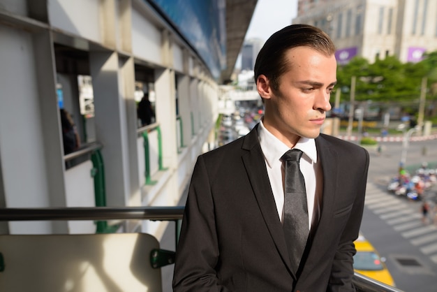 Jeune homme d'affaires à la découverte de la ville de Bangkok, Thaïlande