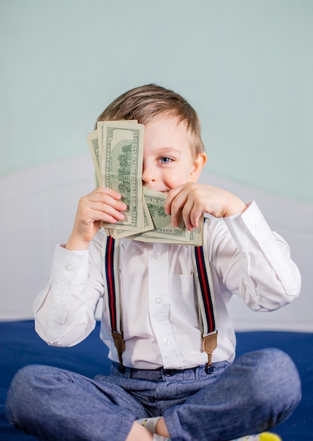 Jeune homme d'affaires détient de l'argent dans ses mains, cent dollars américains en espèces. Cent dollars américains en espèces.