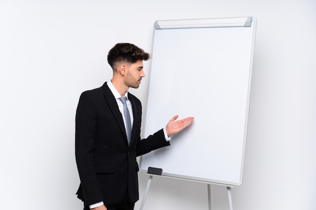 Jeune homme d'affaires, donnant une présentation sur tableau blanc, donnant une présentation sur tableau blanc