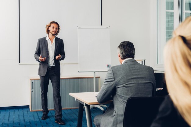 jeune, homme affaires, donner, présentation