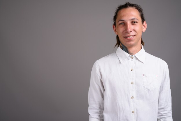 Photo jeune homme d'affaires avec des dreadlocks sur fond gris