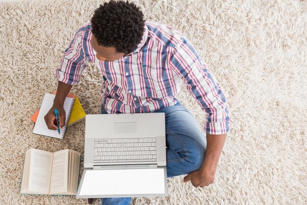 Jeune homme d&#39;affaires, écrit sur le papier dans le bureau