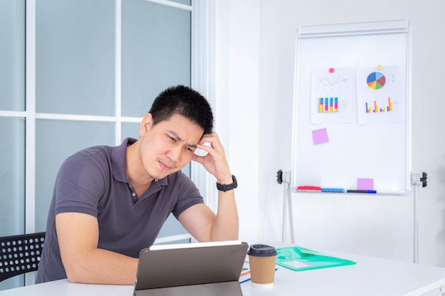 Jeune homme d'affaires ou employé se sent stressé par son travail Conditions stressantes Problèmes de santé des employés