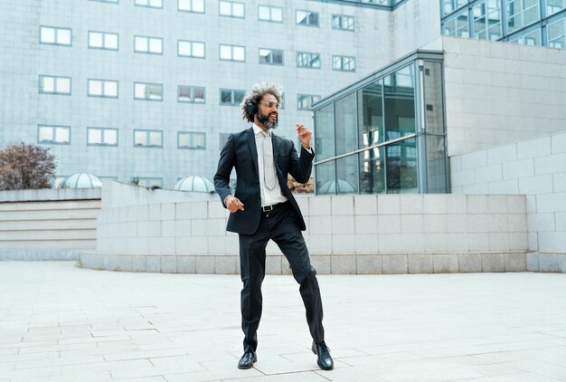 Jeune homme d'affaires entrepreneur écoutant de la musique et de la danse