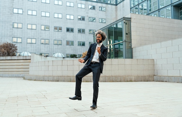 Jeune homme d'affaires entrepreneur écoutant de la musique et de la danse