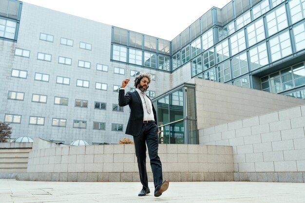 Jeune homme d'affaires entrepreneur écoutant de la musique et de la danse