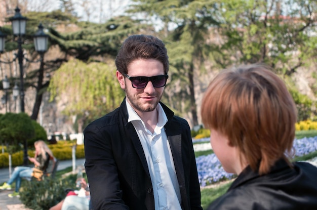 Un jeune homme d'affaires et une femme se serrent la main.