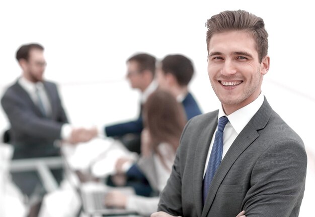 Jeune homme d'affaires sur fond de bureau flou