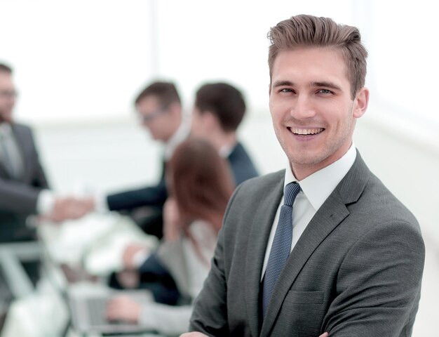 Jeune homme d'affaires sur fond de bureau flou