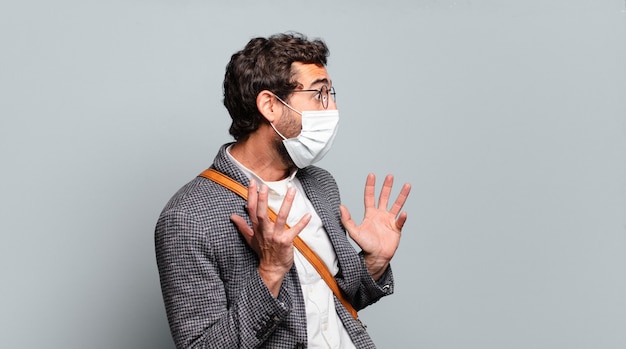 Jeune homme d'affaires fou barbu avec un masque de covid