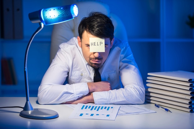 Jeune homme d'affaires frustré dans son bureau.