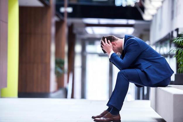 jeune homme d'affaires frustré travaillant sur un ordinateur portable au bureau