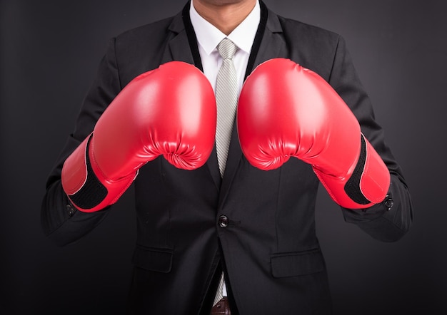 Jeune homme d&#39;affaires avec des gants de boxe