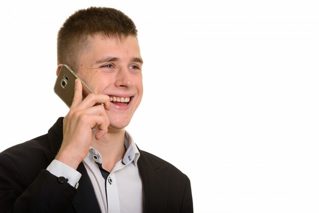 jeune homme d'affaires heureux souriant et parlant au téléphone mobile