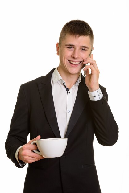 jeune homme d'affaires heureux souriant et tenant le café