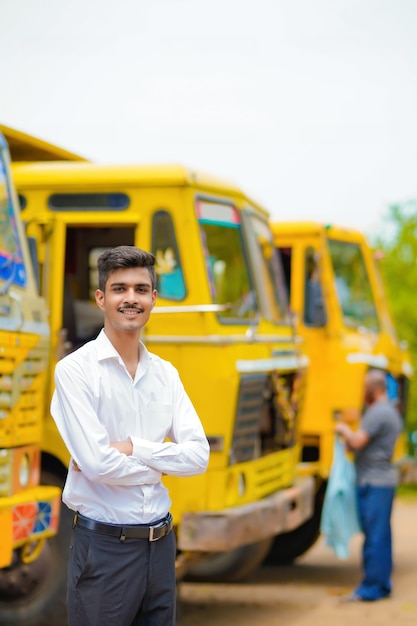 Jeune homme d'affaires indien avec son camion ou son camion de fret.