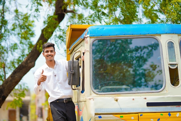 Jeune homme d'affaires indien avec son camion ou son camion de fret.