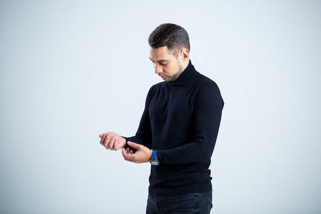 Jeune homme d'affaires en jeans et golf noirs