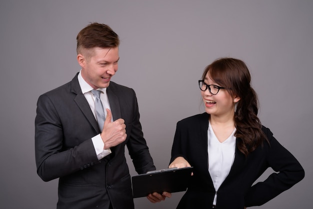 Jeune homme d'affaires et jeune femme d'affaires asiatique ensemble