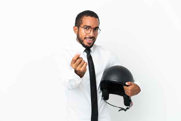 Jeune homme d'affaires latin avec un casque de moto isolé sur fond blanc faisant un geste d'argent