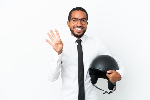 Jeune homme d'affaires latin avec un casque de moto isolé sur fond blanc heureux et comptant quatre avec les doigts
