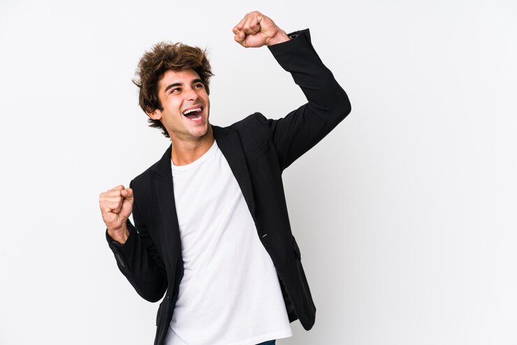 Photo jeune homme d'affaires levant le poing après une victoire