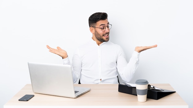 Jeune, homme affaires, lieu de travail, tenue, fond, deux, mains