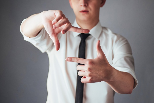 Jeune homme d'affaires montrant les mains vides