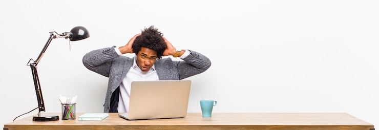 Photo jeune homme d'affaires noir frustré et agacé