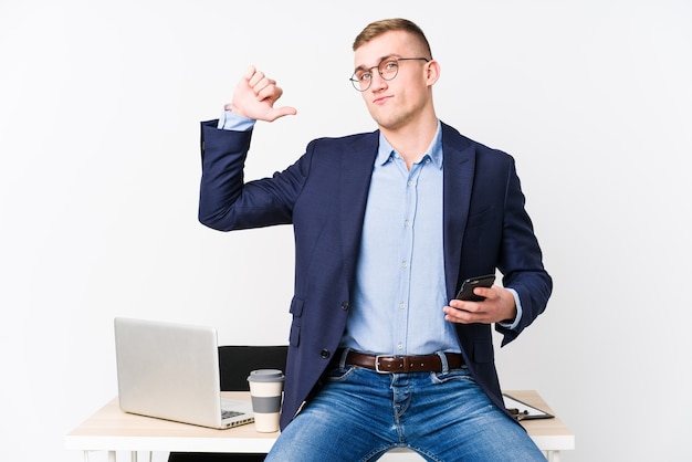 Jeune homme d'affaires avec un ordinateur portable se sent fier et sûr de lui, exemple à suivre.