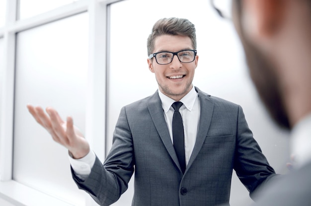 Jeune homme d'affaires parlant debout dans le concept officebusiness