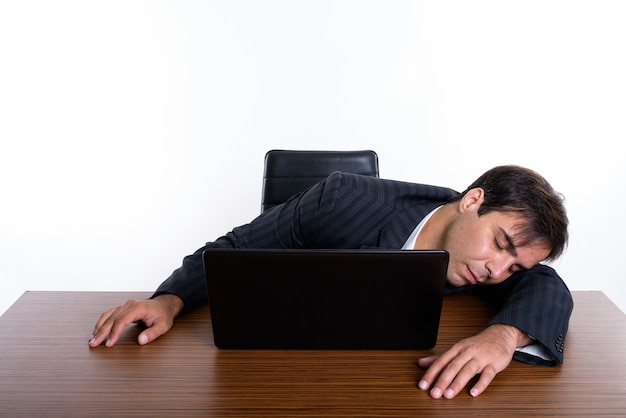 jeune homme d'affaires persan dormir avec un ordinateur portable sur
