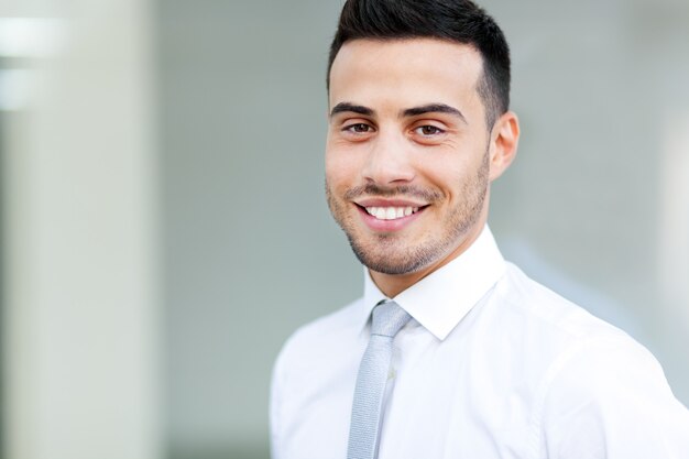 Jeune homme d&#39;affaires en plein air