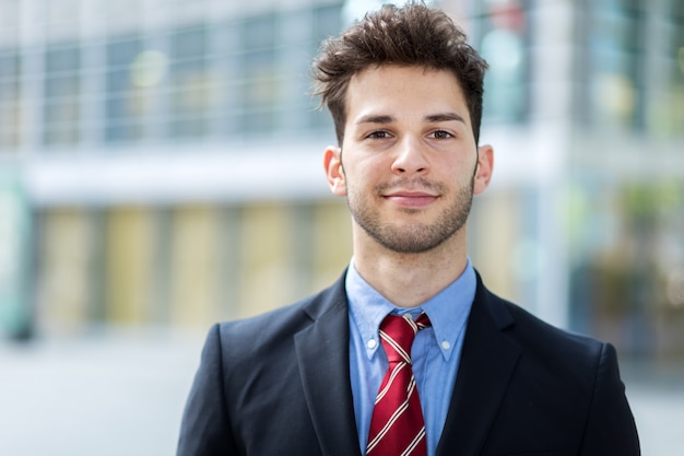 Jeune homme d&#39;affaires en plein air